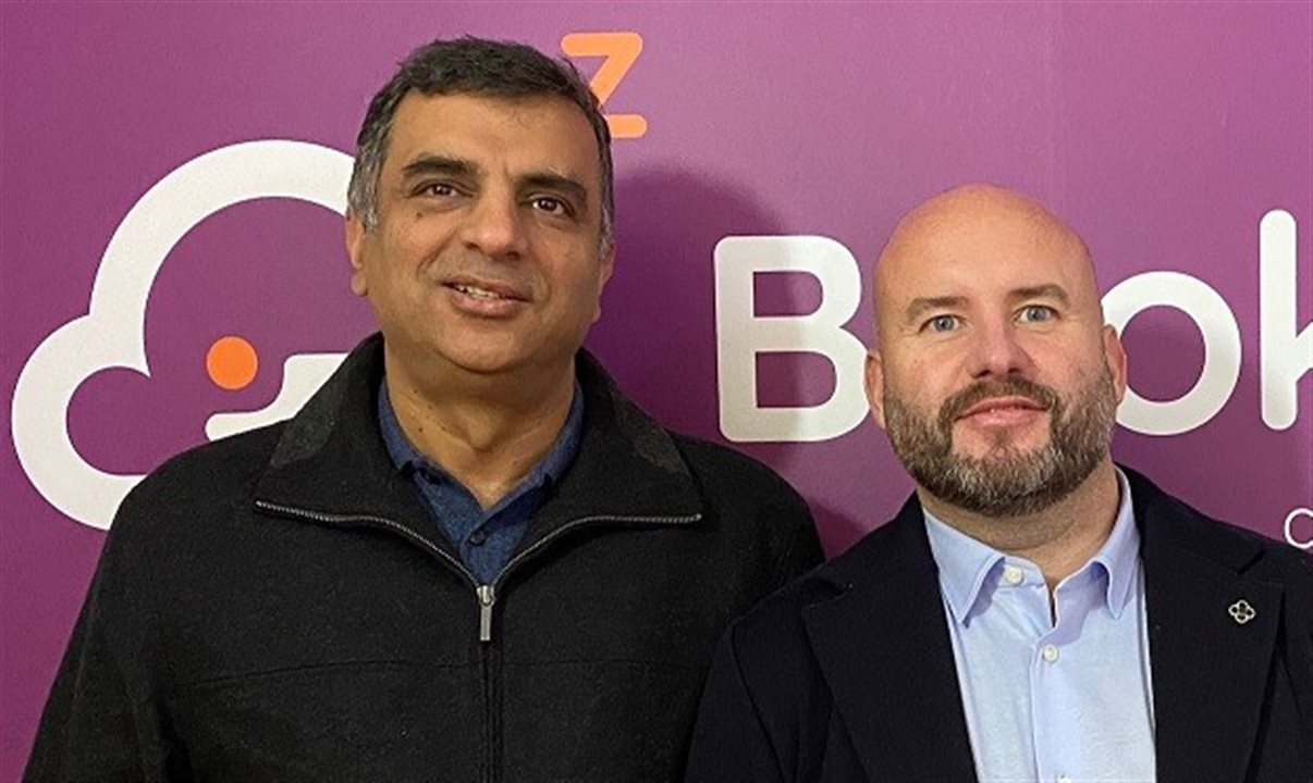 Neeraj Gera, presidente do Grupo TBO, e Karl Tyrrell, CEO da Bookabed