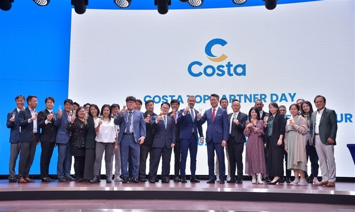 Executivos da Costa e representantes dos dez parceiros locais na cerimônia de assinatura dos acordos comerciais em Dubai