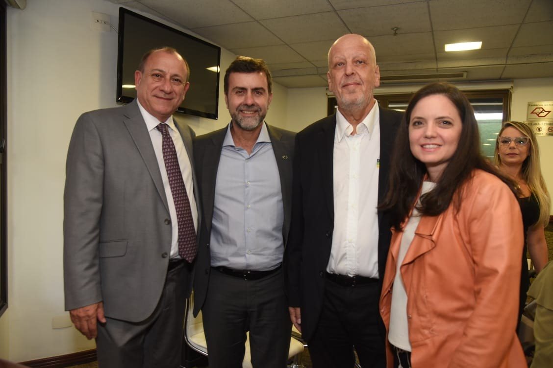 Toni Sando e Eduardo Sanovicz, presidentes do SPCVB e da Abear, respectivamente, com o presidente da Embratur, Marcelo Freixo, e a diretora de Marketing, Jaqueline Gil