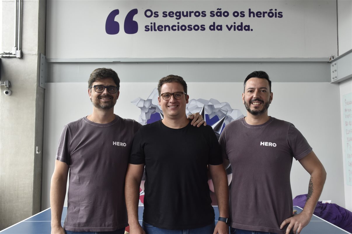 Raphael Swierczynski e Guilherme Wroclawski, sócios fundadores da Hero Seguros, com Thiago Favero, diretor de Produtos