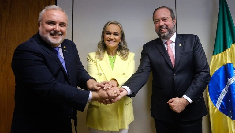 Ministra do Turismo Daniela Carneiro entre o o presidente da Petrobras, Jean Paul Prates, e o ministro de Minas e Energia, Alexandre Silveira