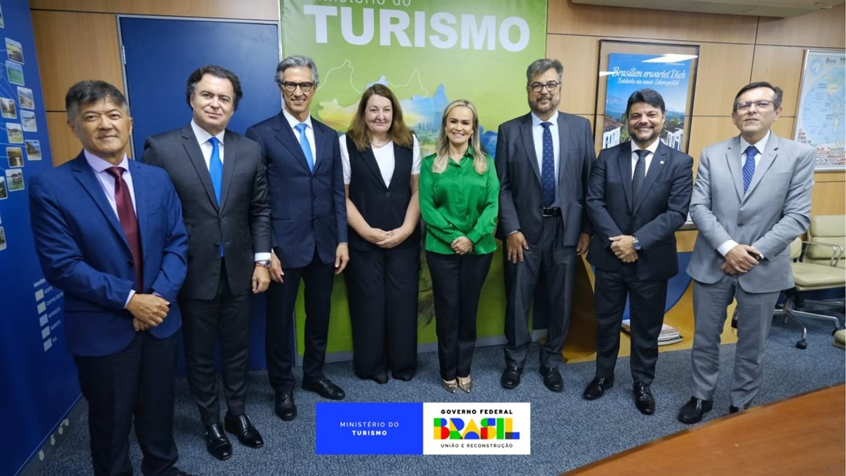 Daniela Carneiro, ministra do Turismo, com lideranças do setor
