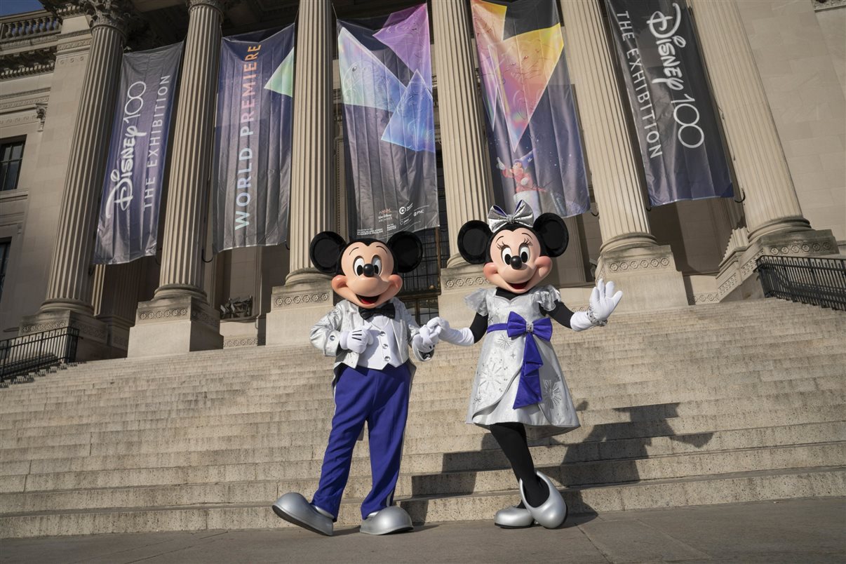 Mickey e Minnie participaram da inauguração do Disney100: The Exhibition no The Franklin Institute