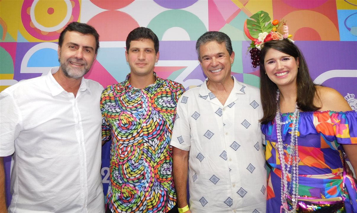 O presidente da Embratur, Marcelo Freixo, o prefeito do Recife, João Henrique Campos, o ministro da Pesca e Aquicultura, André de Paula, e a secretária de Turismo e Lazer do Recife, Cacau de Paula