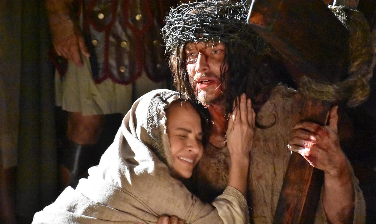 Jesus (Klebber Toledo) e Maria (Luíza Tomé) em uma das cenas mais dramáticas do espetáculo