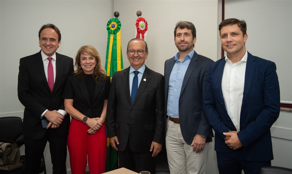 Carlos Humberto, deputado estadual de SC, Jeanine Pires, da CVC Corp, Jorginho Mello, governador de SC, Bruno Heleno, da CVC Corp, e Fabrício Oliveira, prefeito de Balneário Camboriú