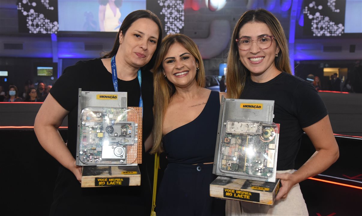 Carol Moura (Itaú), Luana Spínola (Itaú) e Jordana Souza (Voll) recebem o prêmio na categoria Inovação