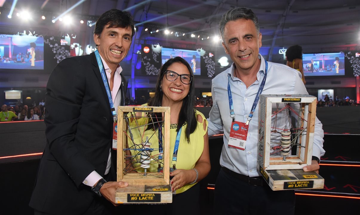 Tiago Varalli (Club Med), Patrícia de Souza (Club Med) e Fabio Rugna (Grupo Bisutti) recebm o prêmio na categoria Parcerias