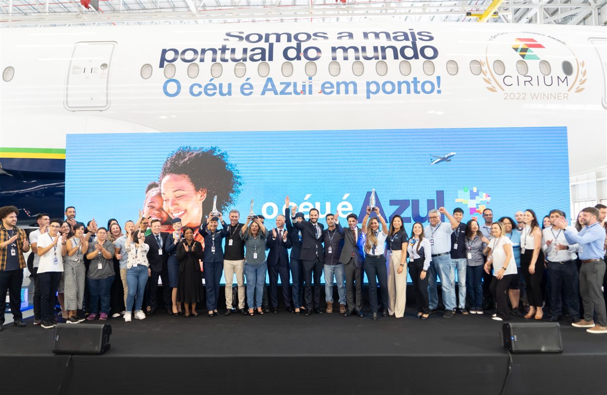Tripulantes da Azul celebrando o título de Companhia Aérea Mais Pontual do Mundo