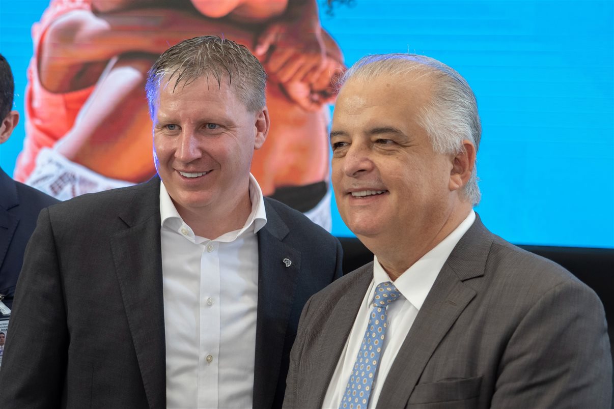 John Rodgerson, CEO da Azul, ao lado de Márcio França, ministro de Portos e Aeroportos