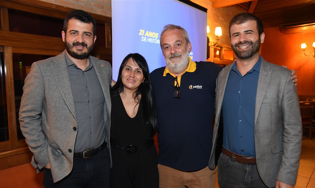 Cengiz Deveci, Maira Esposito (ambos da Honest Travel Group), Helio Marino (Cativa Operadora) e Daniel de Queiroz (Honest Travel Group)