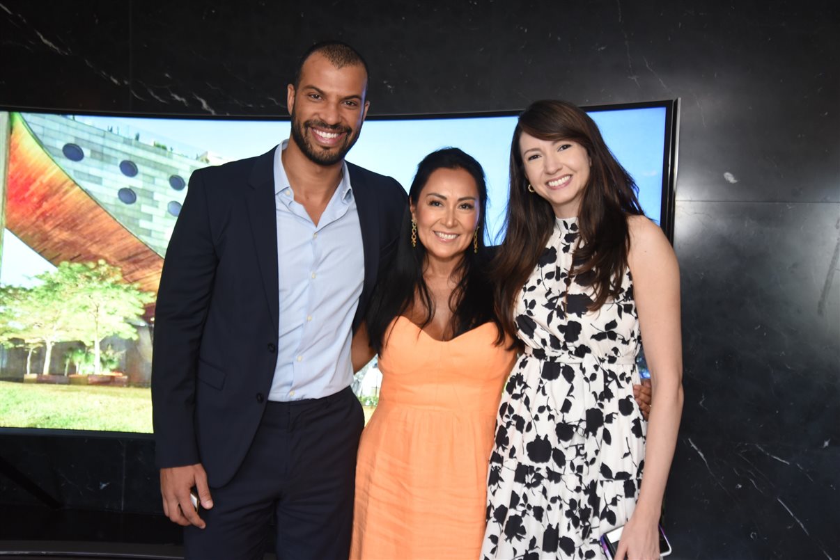 Leonor Bernhoeft, da LTN Brasil, entre Wellington Melo e Katherine Lima, do Hotel Unique