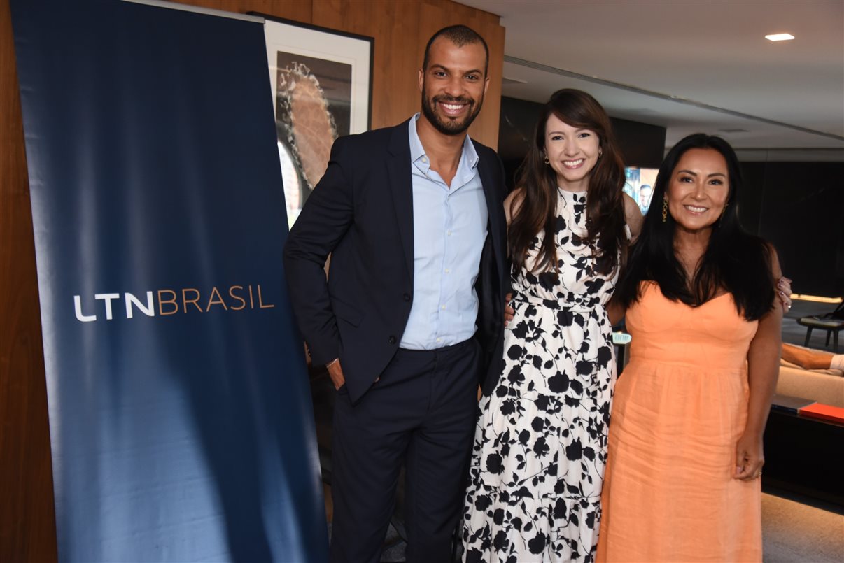 Wellington Melo e Katherine Lima, do Hotel Unique, ao lado de Leonor Bernhoeft, da LTN Brasil