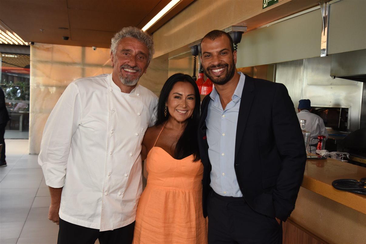 Leonor Bernhoeft, da LTN Brasil, entre o chef Emmanuel Bassoleil e Wellington Melo, do Hotel Unique