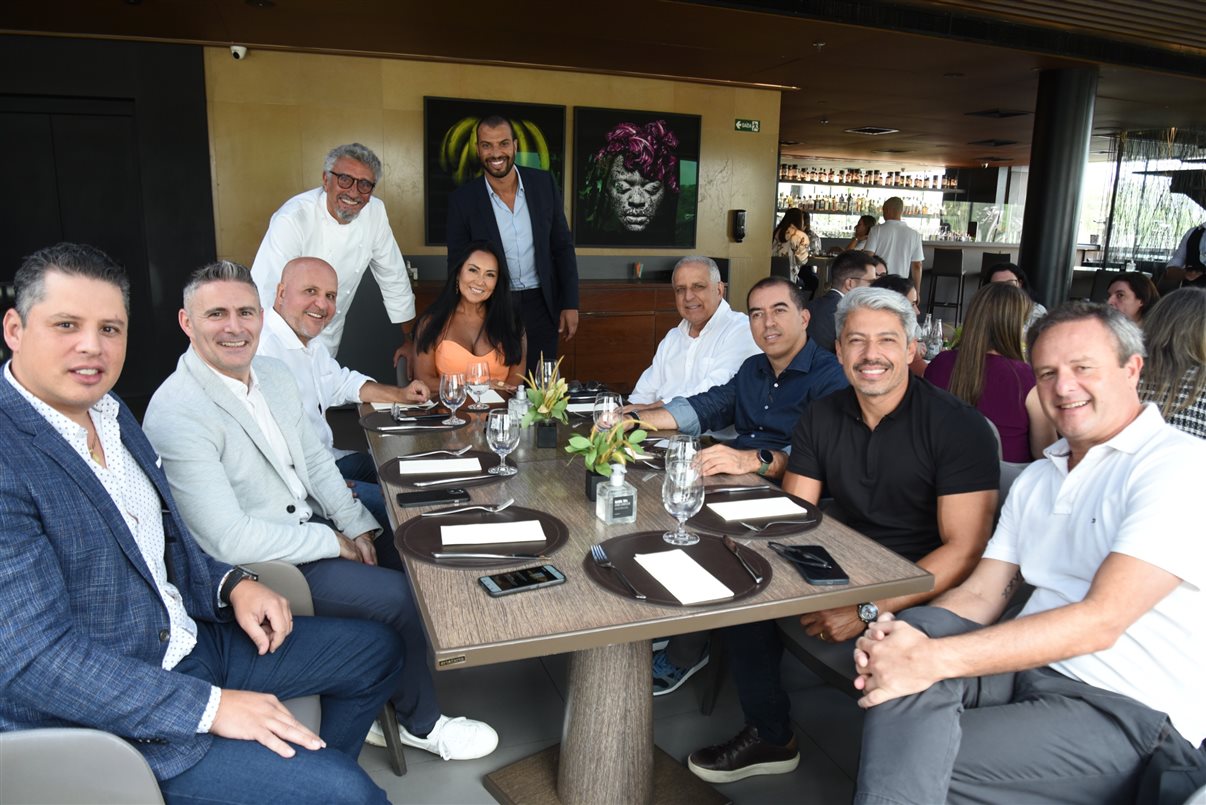 O chef Emmanuel Bassoleil recebeu os convidados no Skye Restaurante