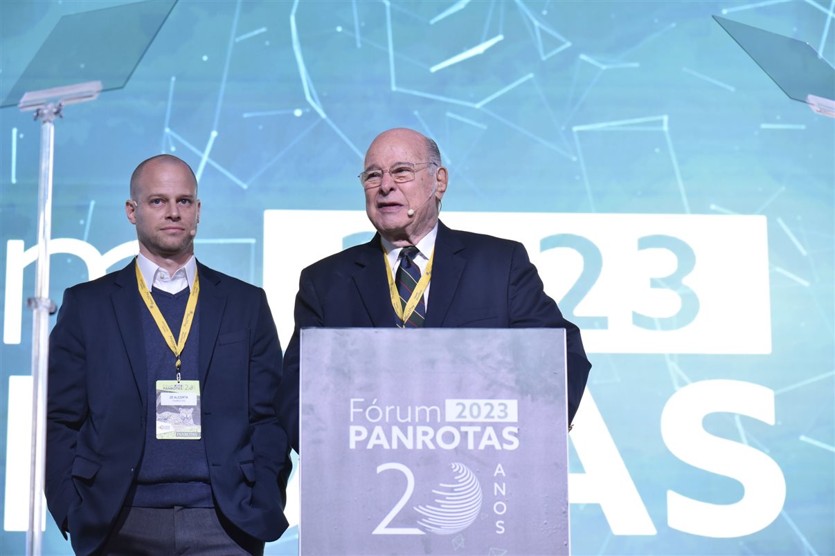O presidente da PANROTAS, Guillermo Alcorta, discursa ao lado do CEO, José Guilherme Alcorta