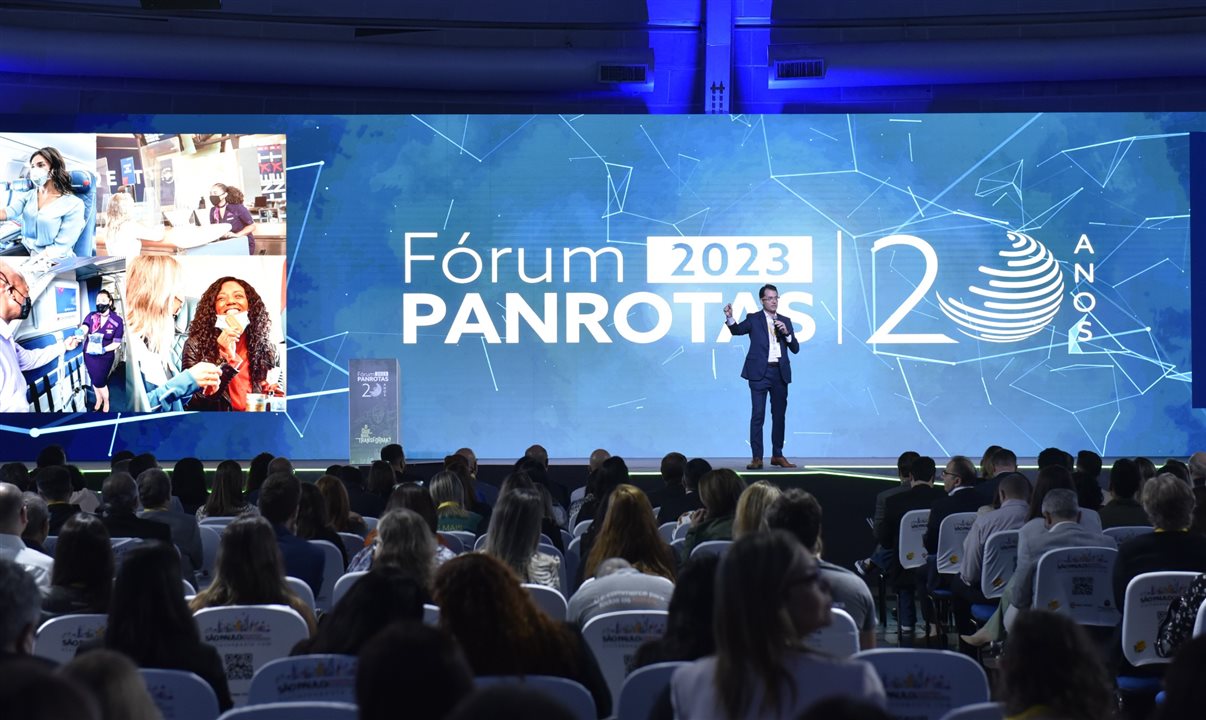 Mauricio Parise no palco do Fórum PANROTAS 2023