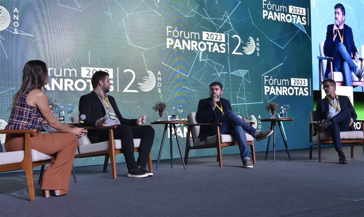 Andrea Panisset (BeFly) mediou o painel com Pedro Telles (Movida), Alessandro Cunha (Aviva) e Manuel Flahault (Air France-KLM)
