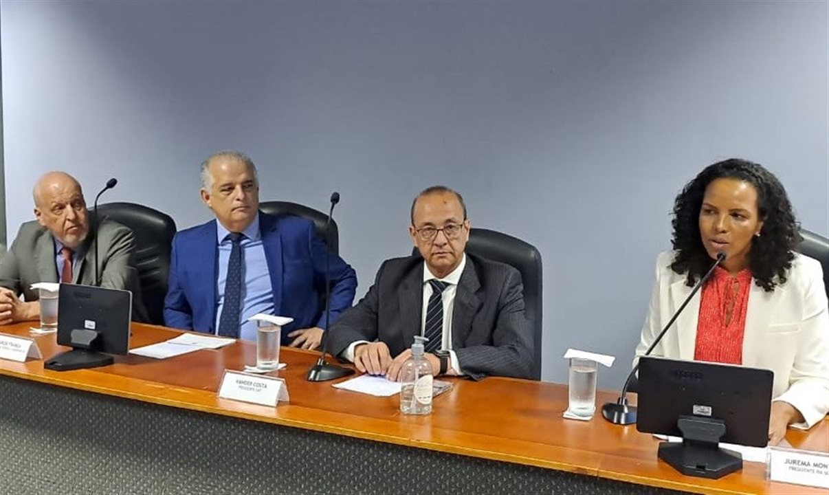 Eduardo Sanovicz, da Abear, ministro de Portos e Aeroportos, Márcio França, presidente da CNT, Vander Costa, e Jurema Monteiro, da Abear