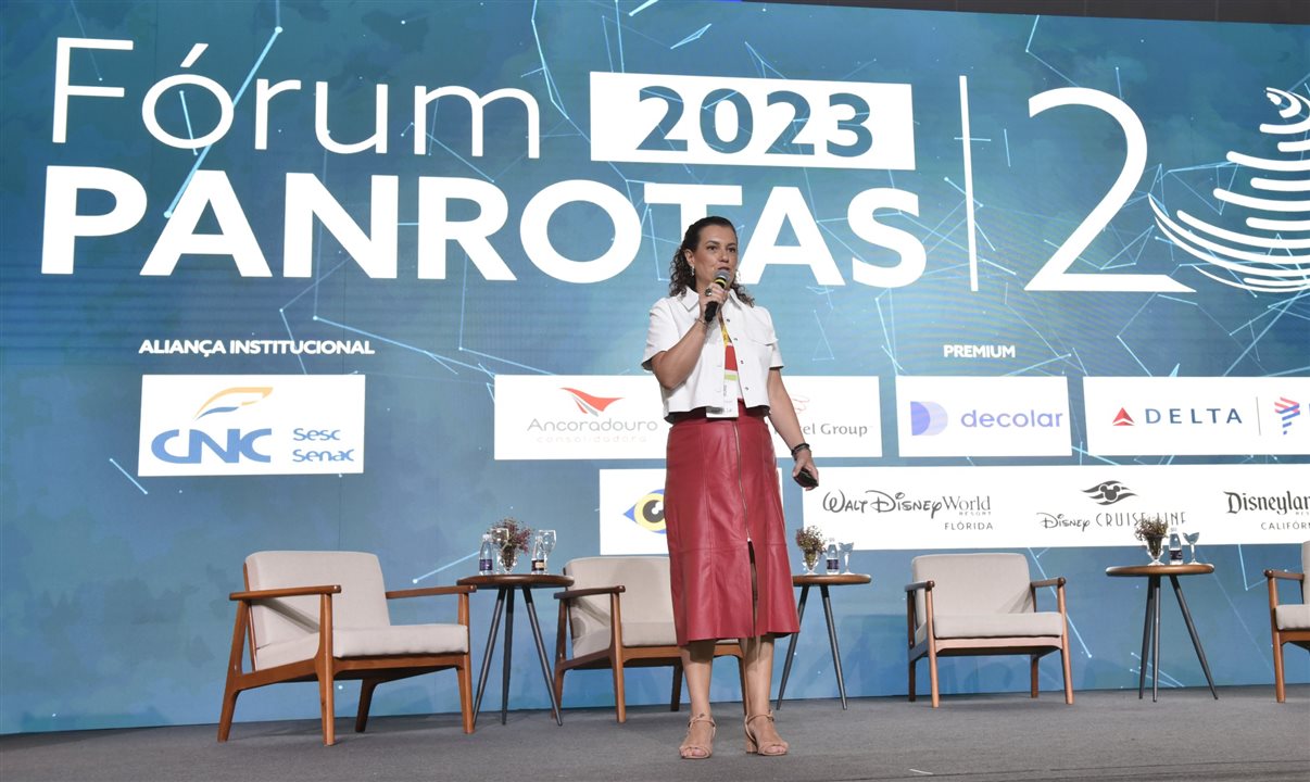 Patricia Thomas, da Omnibees, apresentando a pesquisa durante o Fórum PANROTAS 2023