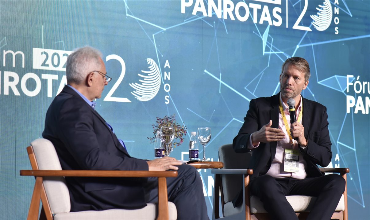 Jerome Cadier, CEO da Latam, foi entrevistado por William Waack no Fórum PANROTAS 2023
