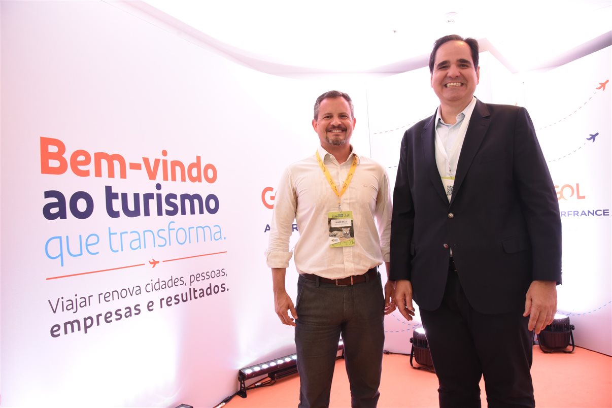Renzo Mello, diretor de Canais de Vendas da Gol, e Eduardo Bernardes, vice-presidente de Vendas e Marketing da companhia, no Fórum PANROTAS 2023