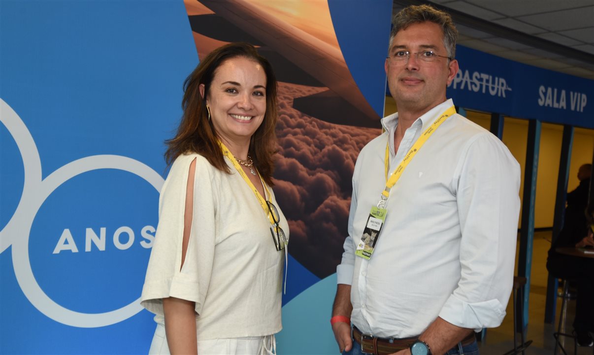 Carolina Negri e Murilo Pascoal, diretora executiva e presidente do Sindepat, no Fórum PANROTAS 2023