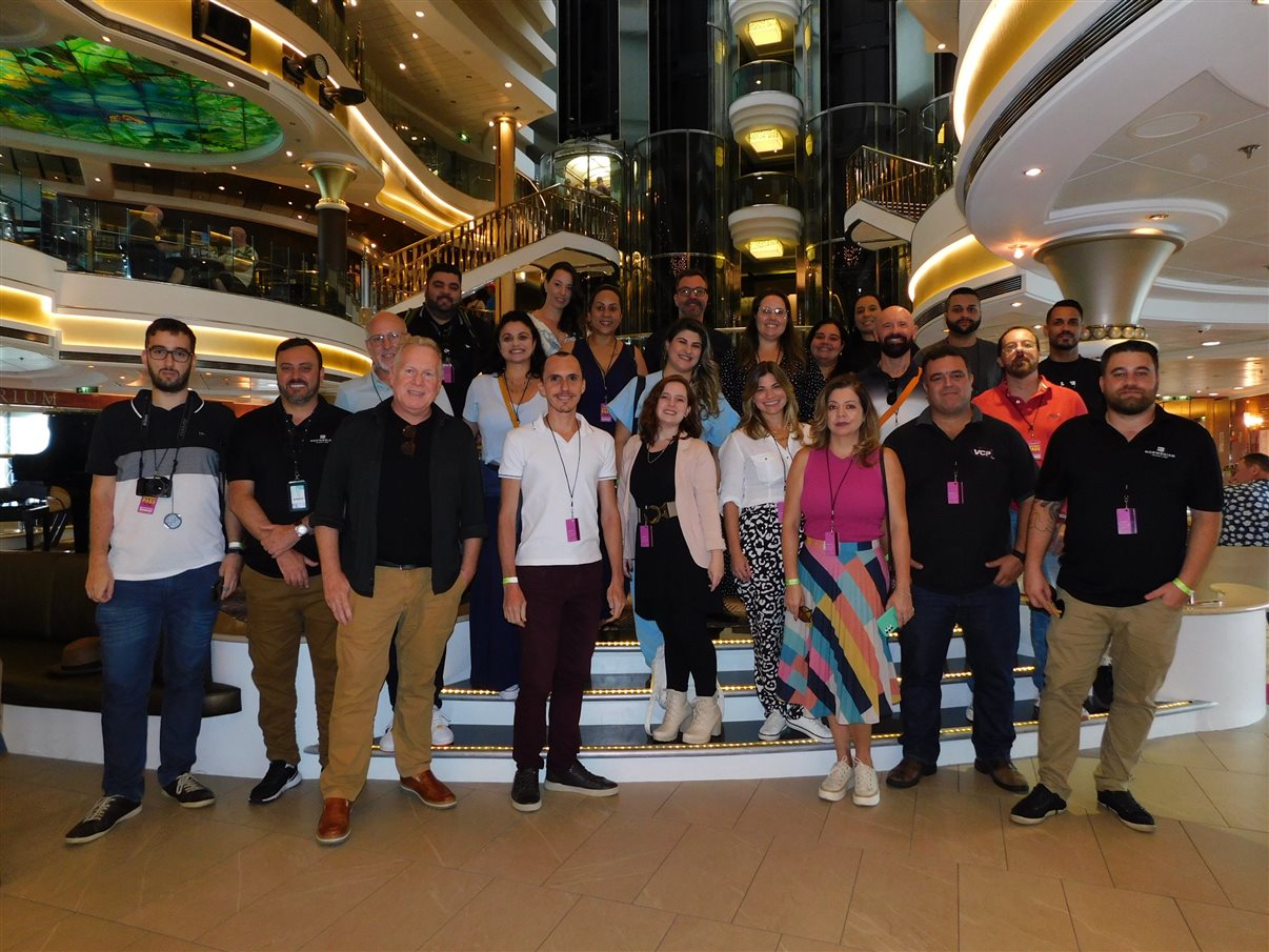 Equipe da NCL junto a agentes e operadores de viagens em visita ao Norwegian Star