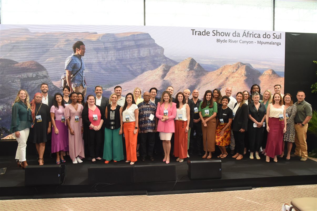 Equipe do Turismo da África do Sul e da TI Comunicações junto aos 28 expositores que participaram do evento