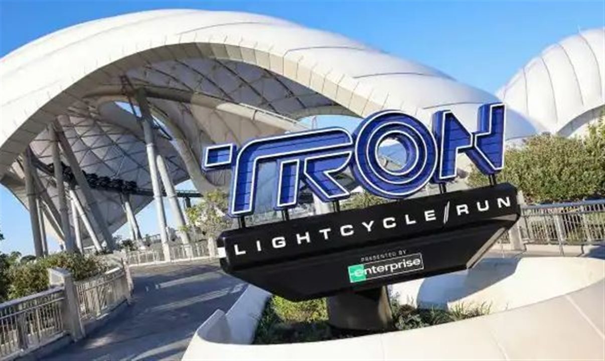 Localizada na área Tomorrowland, a Tron Lightcycle/Run chega a uma velocidade máxima de 97 km/h