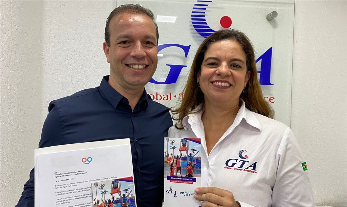 Eduardo Henrique de Lima, da MK2, recebe carta-convite da executiva da GTA, Carolina Trindade