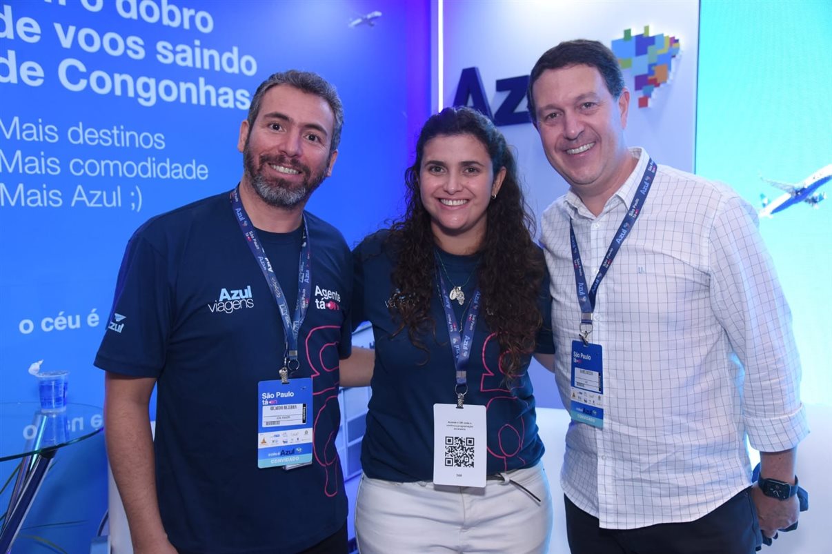 Daniel Bicudo, Giulliana Mesquita e Ricardo Bezerra, da Azul Viagens, no Agente Tá On 2023 em São Paulo