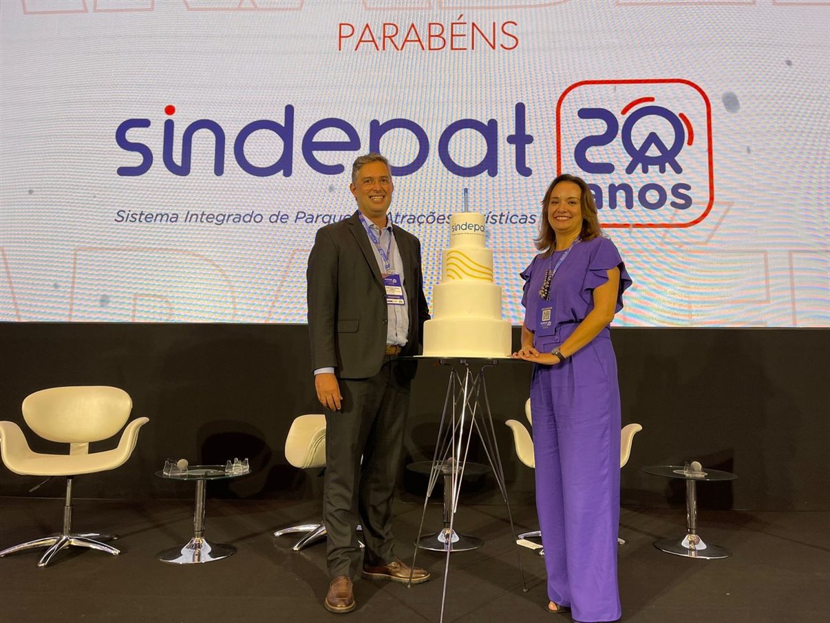 O presidente do Sindepat, Murilo Pascoal, e a diretora executiva Carolina Negri, celebram 20 anos de existência da entidade