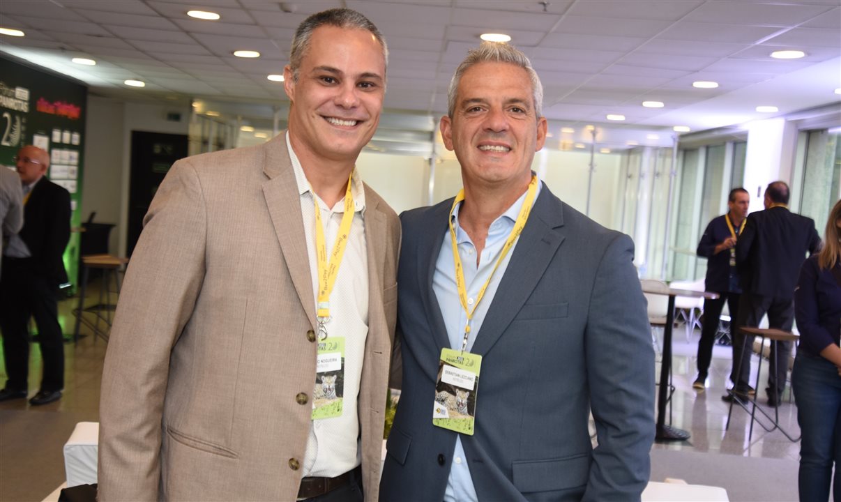 Márcio Nogueira e Sebastián Lezcano, da HotelDO, durante o Fórum PANROTAS 2023