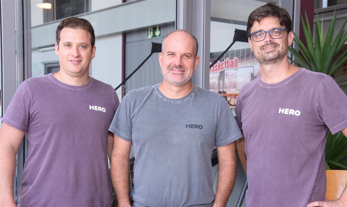Ricardo Alexandre, novo COO da Hero Seguros, em meio aos sócios-fundadores da empresa, Guilherme Wroclawski e Raphael Swierczynski