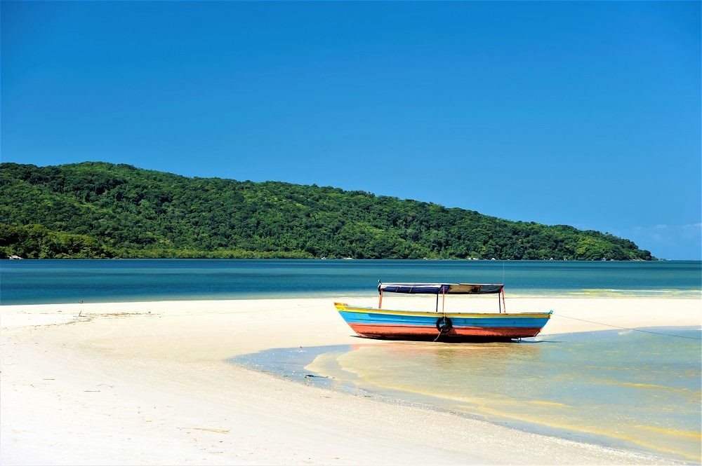 Praia na Ilha do Mel, um dos principais atrativos de Paranaguá