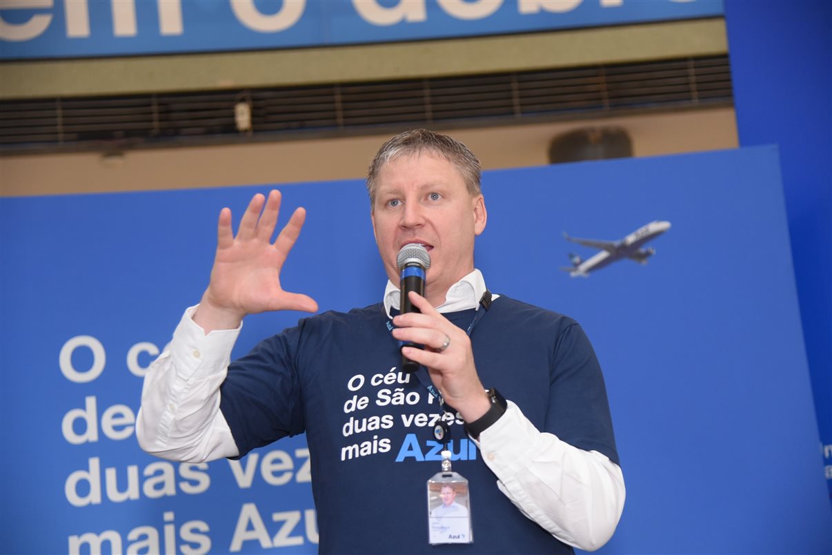 John Rodgerson, CEO da Azul, em festa no aeroporto de Congonhas