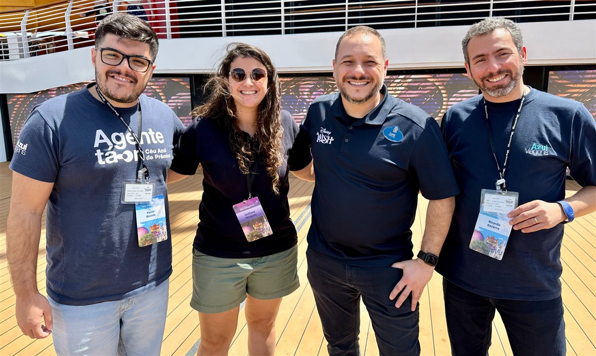 Luiz Araújo, da Disney Destinations, entre Paulo Biondo, Giulliana Mesquita e Ricardo Bezerra, da Azul Viagens
