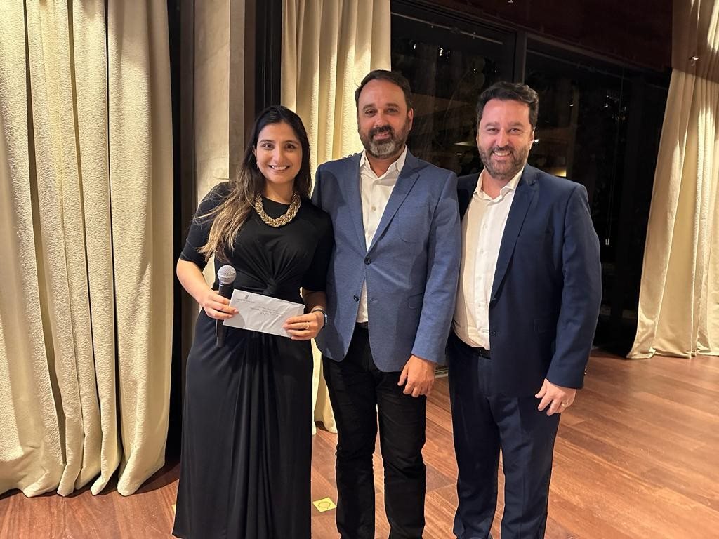 Custódio Jr. da Kangaroo, a empresa que mais vendeu Doha em 2022, recebe prêmio de Kristina Bagateliya, do Turismo do Catar, e Renato Hagopian, da Qatar Airways