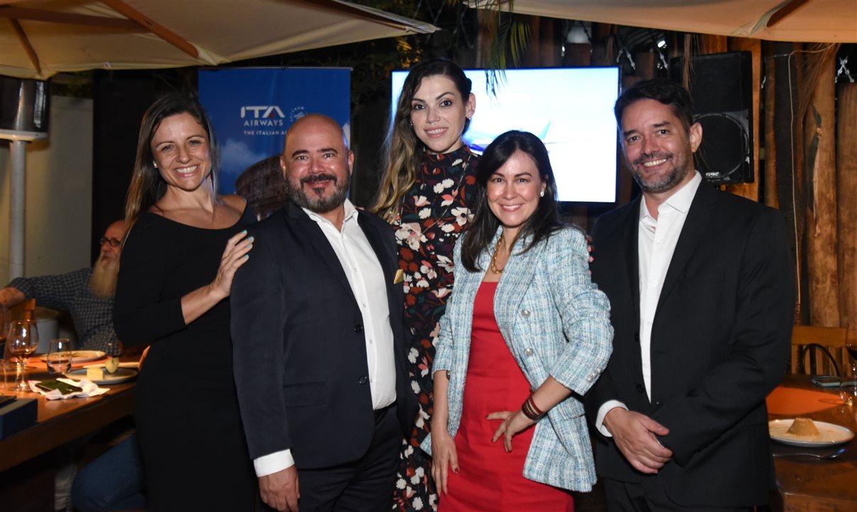 Parte do time Ita Airways no Brasil: Sheila Fontana, Murilo Cassino, Thais Morilhas, Carla Marin e Diego Lopes