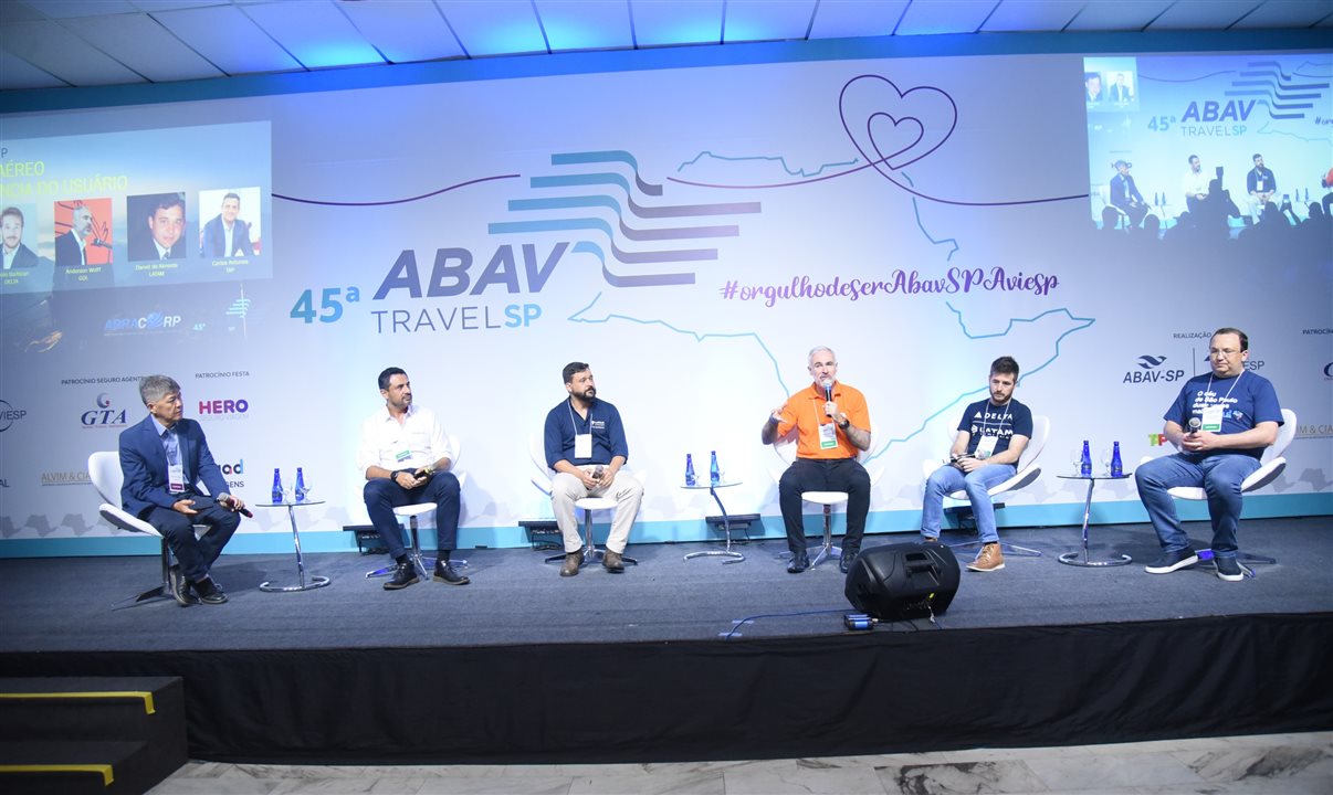 Representantes de companhias aéreas participam de debate durante a Abav Travel