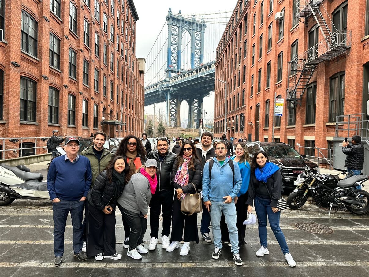 Grupo do famtrip em frente à famosa Brooklyn Bridge