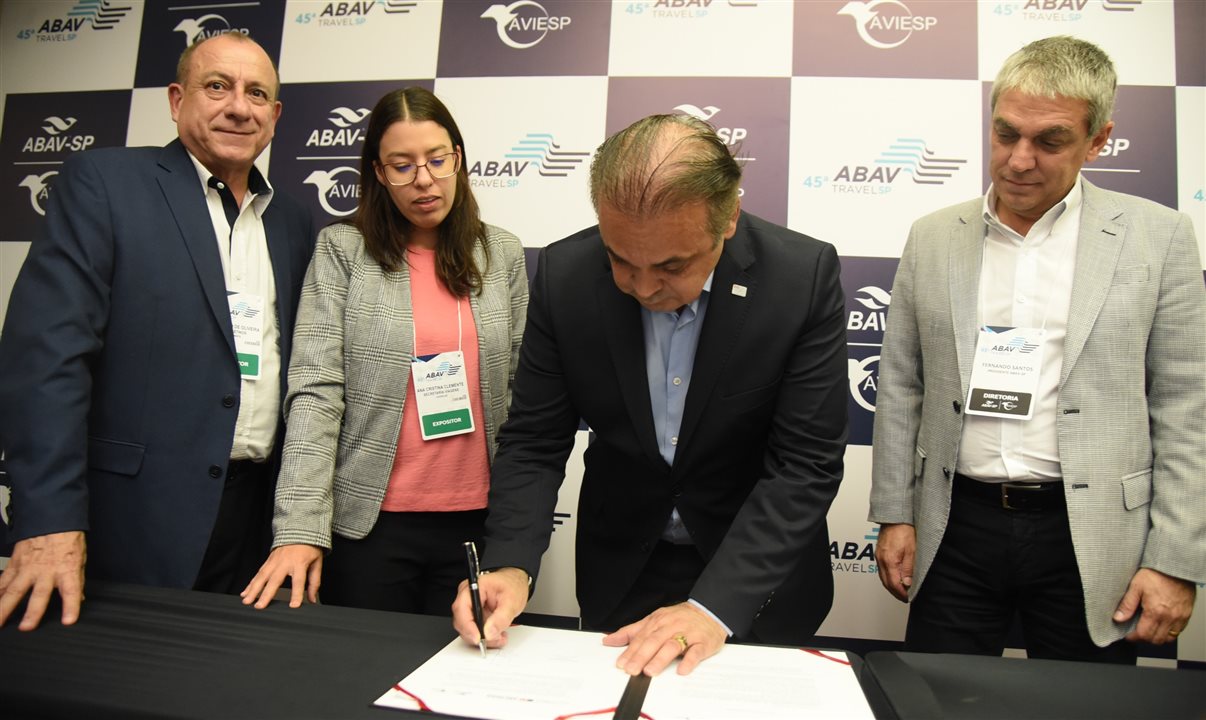 O secretário de Turismo do Estado de São Paulo, Roberto de Lucena, assina o documento, juntamente com o presidente da Abav-SP/Aviesp, Fernando Santos