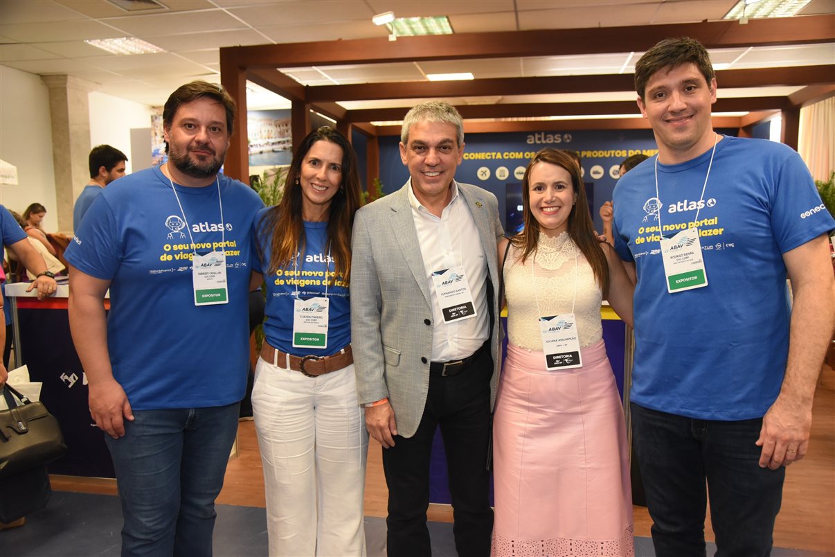 Fabrizio Cavallini, Claudia Pinheiro (ambos da CVC Corp), Fernando Santos, Juliana Assumpção (ambos da Abav-SP/Aviesp) e Rodrigo Sienra (CVC Corp)