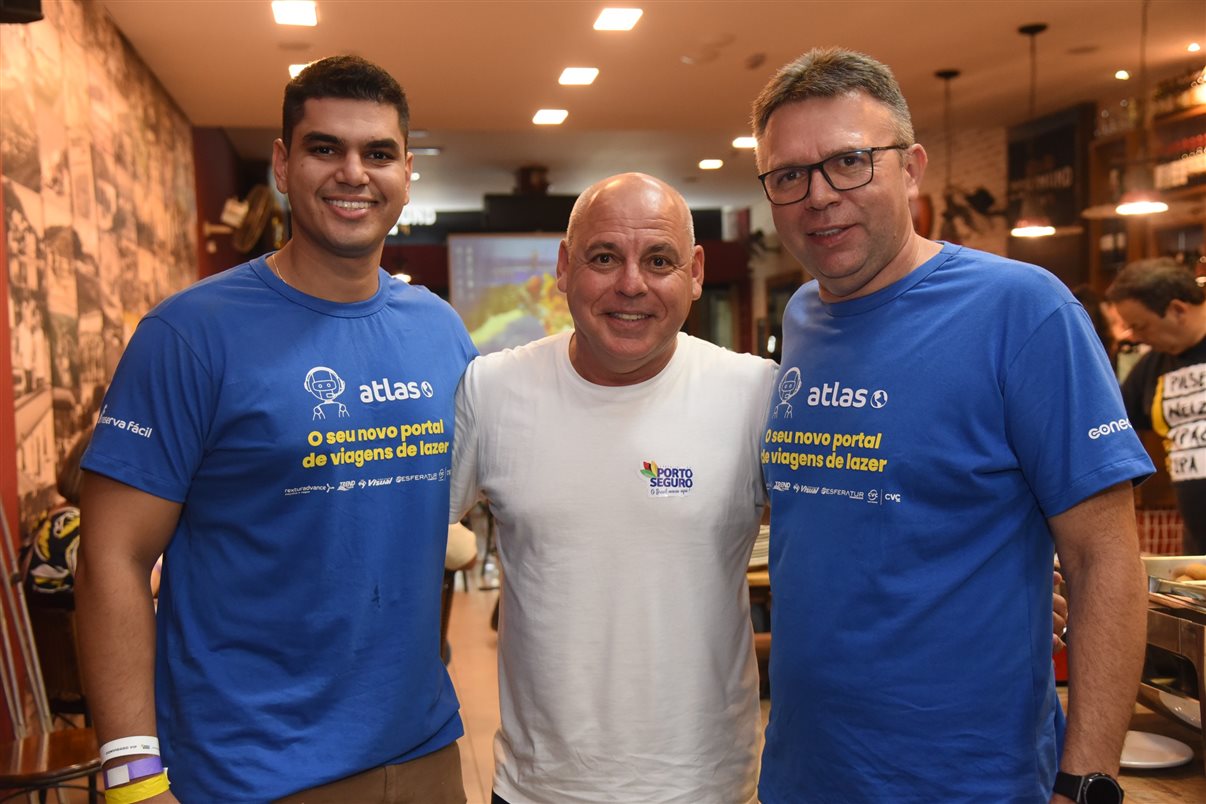 Aroldo Simões (CVC Corp), Guto Jones (Secretaria de Turismo de Porto Seguro) e Douglas Silva (CVC Corp)