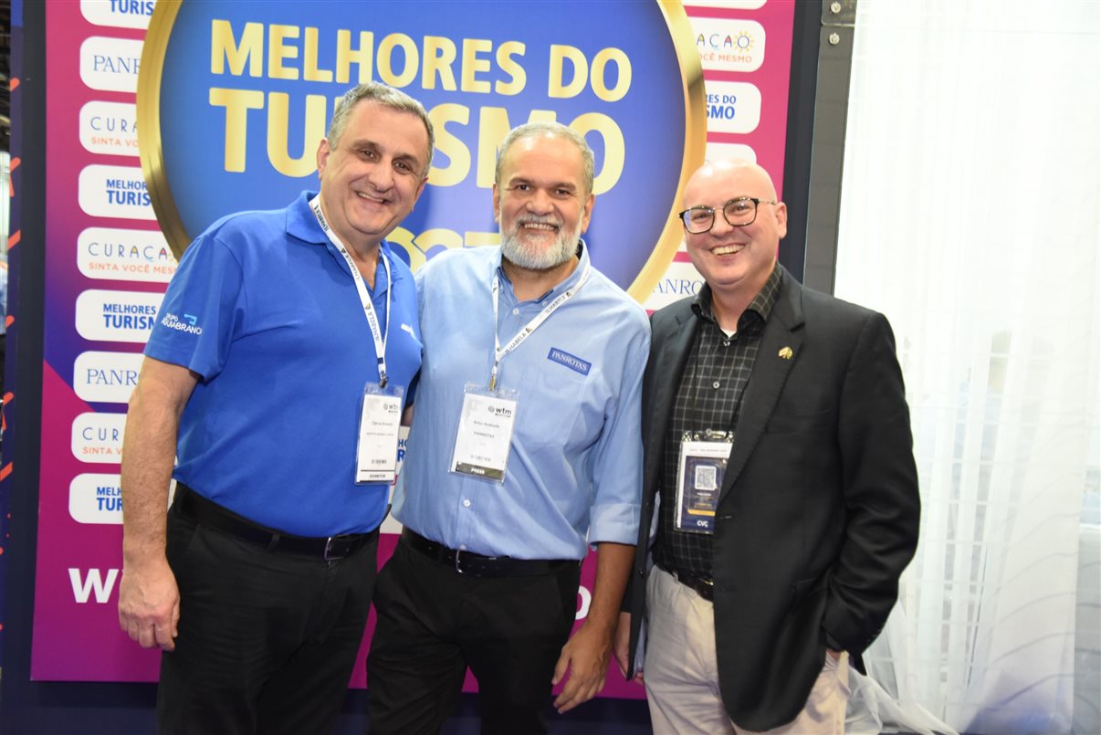 Claiton Armelin, da Agaxtur, Artur Andrade, da PANROTAS, e Fabio Mader, da CVC Corp