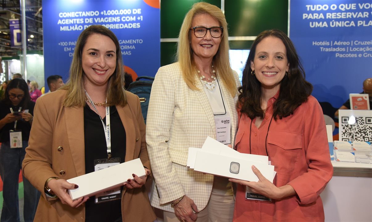 Lívia Sá, da Go Viagens, e Ana Maria, da Magari Blu Viagens, ganharam um Apple Watch das mãos da diretora comercial, Ana Vainstein