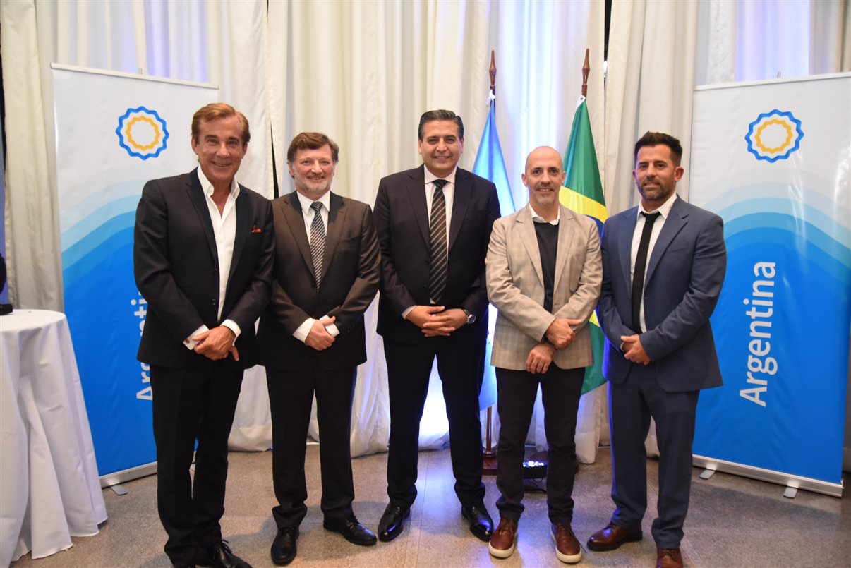 Luis María Kreckler, cônsul da Argentina em São Paulo, Horaracio Repucci, da Câmara Argentina de Turismo, Ricardo Sosa, do Inprotur, Leandro Serino, da Aerolíneas Argentinas, e Ezequiel Barberis, da FAEvyt