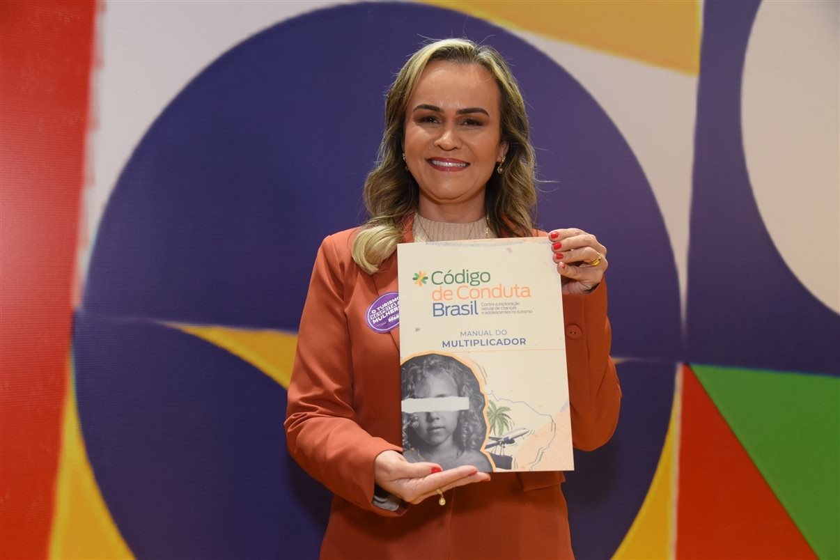 Daniela Carneiro, ministra do Turismo, mostra o Código de Conduta Brasil