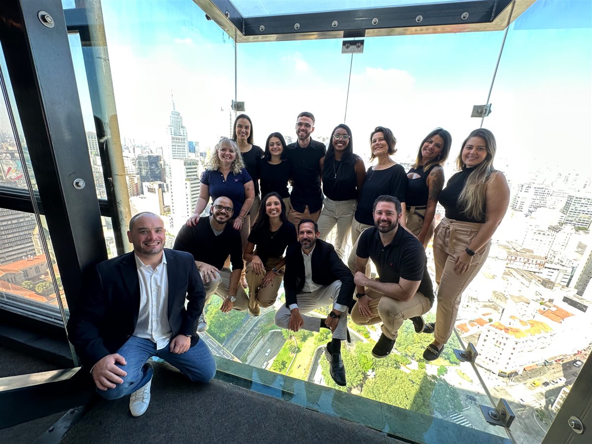 Equipe comercial da Wish Hotels. Agachados: Ivan Martins, Igor Assunção, Patrícia Lemos, Rodrigo Vaz e Eduardo Capelanez. Em pé: Camila Ferrari, Tamires Queiroz, Mariana Spalding, Gabriel Rocha, Isabela Rocha, Nina Marciano, Daiane Anjos, Mariana Fontainhas